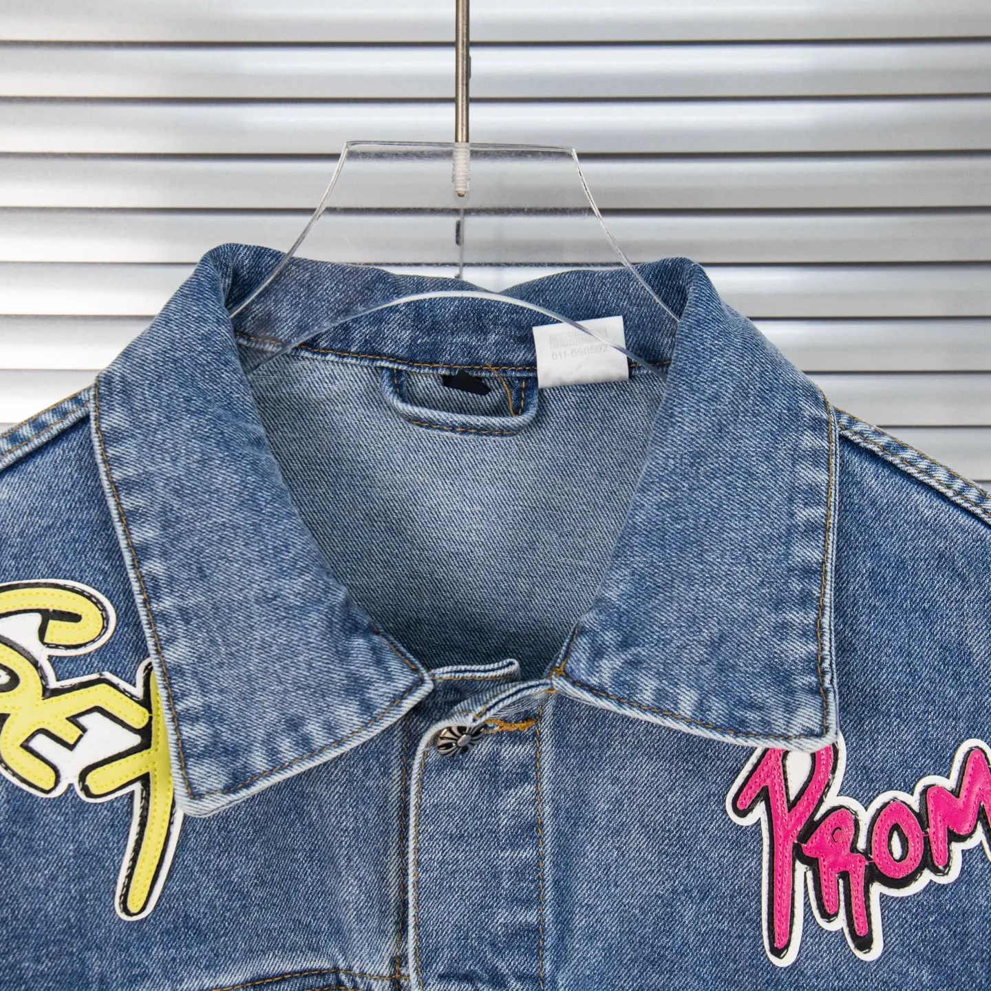 P320 ChromeHearts/Cro Hearts Cartoon Letter Chapter Cross Patchwork Leather Denim Jacket If you are obsessed with ChromeHearts, you can check it out. The same style for celebrities. Chrome Hearts is a very representative shirt jacket. The upper body of both men and women is really amazing, and it is the same style as Yu Shuxin and Angelababy! Recommended loose style for girls, super sweet! As soon as you go out, you will turn heads‼ ️This jacket really closes your eyes. Style number: 1857# (same style pants are available) Color: light blue Size: S M L XL